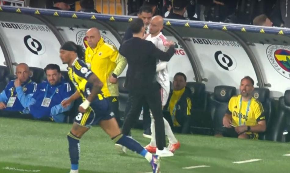 Fenerbahçe'nin son dakikada kazandığı penaltı doğru mu? Türkiye gündemine damga vuran pozisyonu Trio ekibi canlı yayında açıkladı: "Hakem kusursuz maç yönetti" 11
