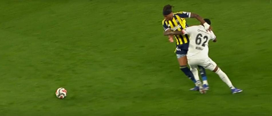 Fenerbahçe'nin son dakikada kazandığı penaltı doğru mu? Türkiye gündemine damga vuran pozisyonu Trio ekibi canlı yayında açıkladı: "Hakem kusursuz maç yönetti" 5
