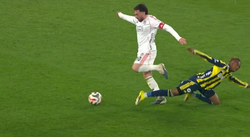 Fenerbahçe'nin son dakikada kazandığı penaltı doğru mu? Türkiye gündemine damga vuran pozisyonu Trio ekibi canlı yayında açıkladı: "Hakem kusursuz maç yönetti" 13