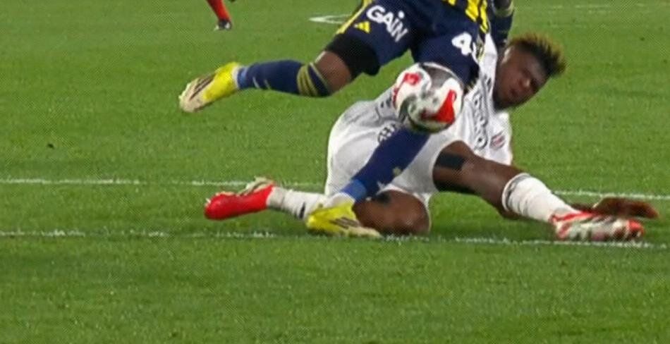 Fenerbahçe'nin son dakikada kazandığı penaltı doğru mu? Türkiye gündemine damga vuran pozisyonu Trio ekibi canlı yayında açıkladı: "Hakem kusursuz maç yönetti" 21