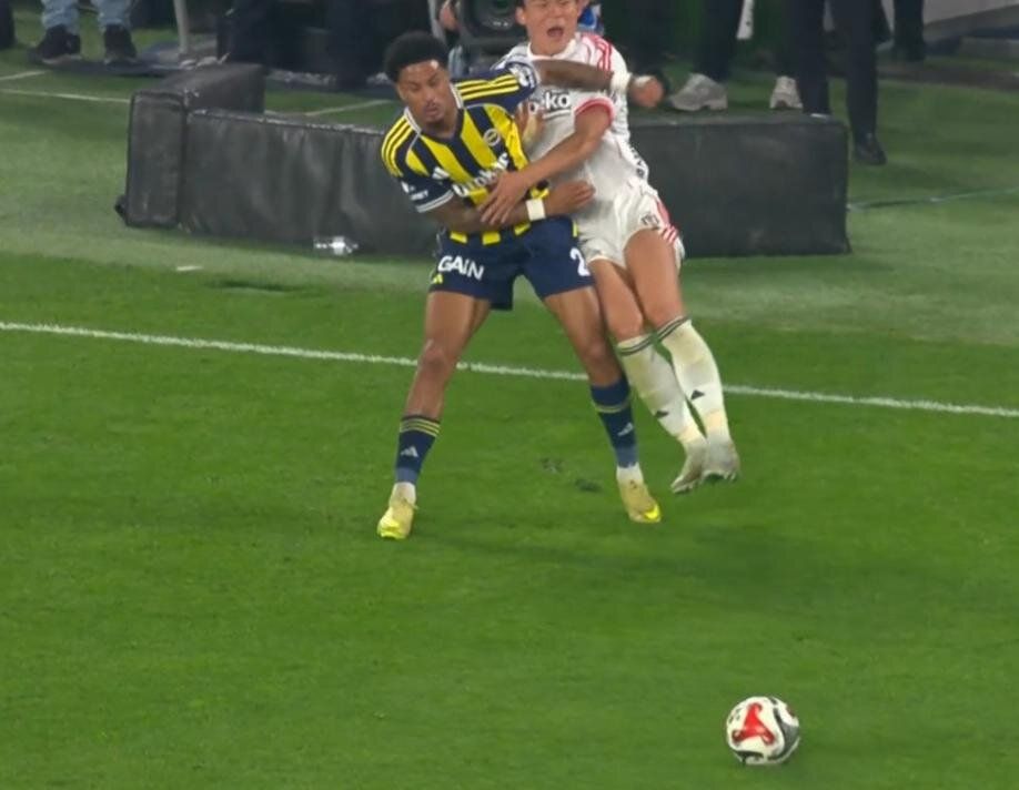 Fenerbahçe'nin son dakikada kazandığı penaltı doğru mu? Türkiye gündemine damga vuran pozisyonu Trio ekibi canlı yayında açıkladı: "Hakem kusursuz maç yönetti" 16