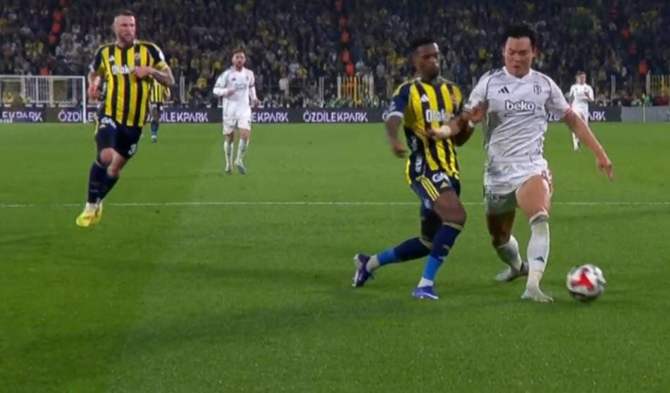 Fenerbahçe'nin son dakikada kazandığı penaltı doğru mu? Türkiye gündemine damga vuran pozisyonu Trio ekibi canlı yayında açıkladı: "Hakem kusursuz maç yönetti" 4