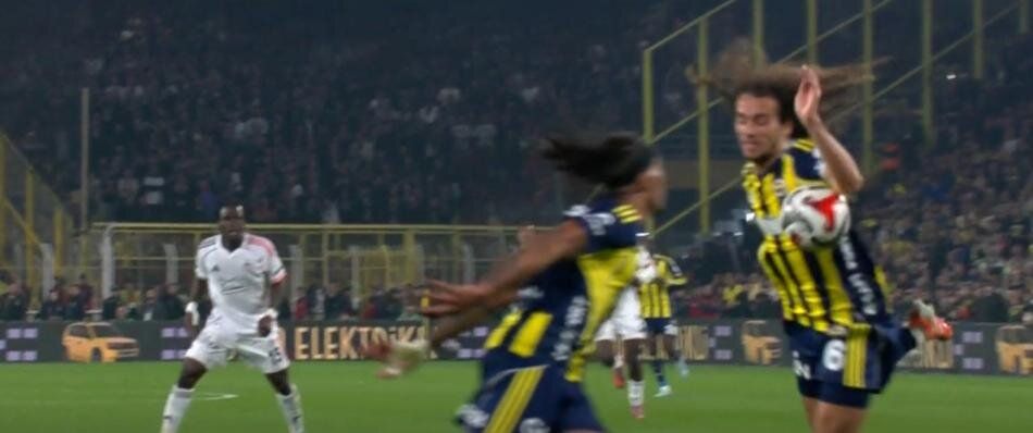 Fenerbahçe'nin son dakikada kazandığı penaltı doğru mu? Türkiye gündemine damga vuran pozisyonu Trio ekibi canlı yayında açıkladı: "Hakem kusursuz maç yönetti" 12