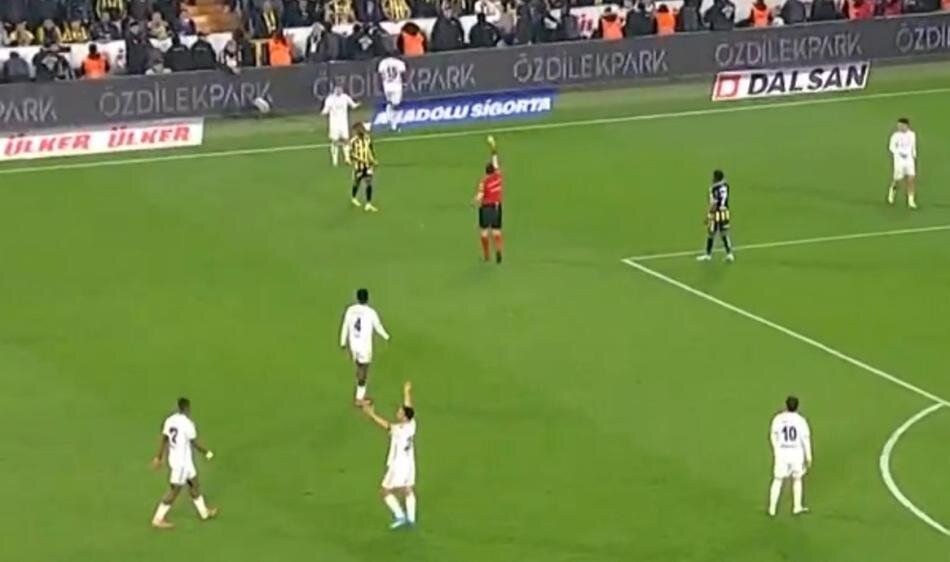 Fenerbahçe'nin son dakikada kazandığı penaltı doğru mu? Türkiye gündemine damga vuran pozisyonu Trio ekibi canlı yayında açıkladı: "Hakem kusursuz maç yönetti" 15