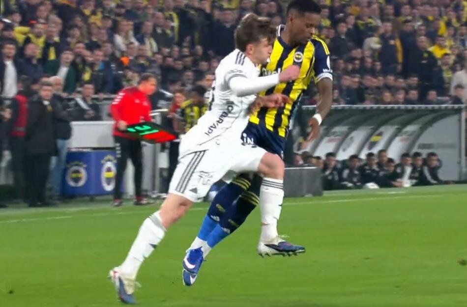 Fenerbahçe'nin son dakikada kazandığı penaltı doğru mu? Türkiye gündemine damga vuran pozisyonu Trio ekibi canlı yayında açıkladı: "Hakem kusursuz maç yönetti" 3