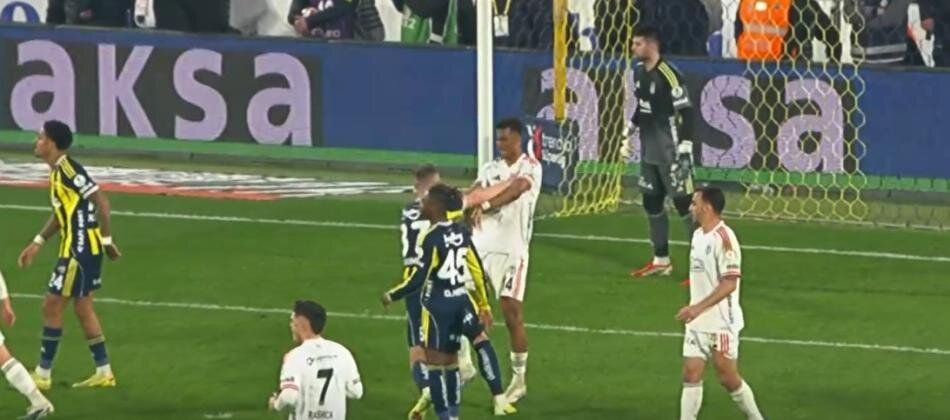 Fenerbahçe'nin son dakikada kazandığı penaltı doğru mu? Türkiye gündemine damga vuran pozisyonu Trio ekibi canlı yayında açıkladı: "Hakem kusursuz maç yönetti" 17