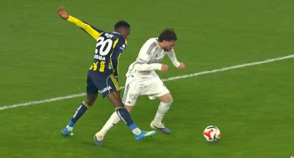Fenerbahçe'nin son dakikada kazandığı penaltı doğru mu? Türkiye gündemine damga vuran pozisyonu Trio ekibi canlı yayında açıkladı: "Hakem kusursuz maç yönetti" 7