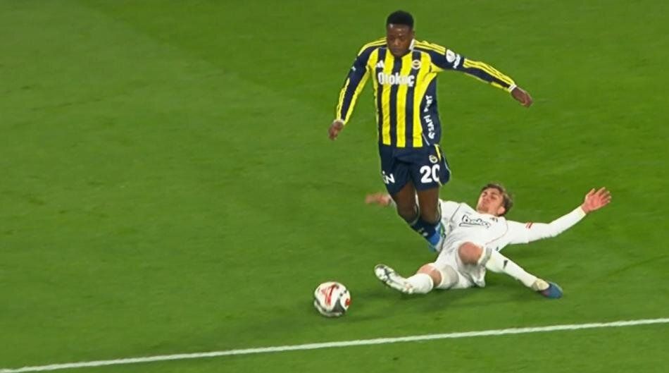 Fenerbahçe'nin son dakikada kazandığı penaltı doğru mu? Türkiye gündemine damga vuran pozisyonu Trio ekibi canlı yayında açıkladı: "Hakem kusursuz maç yönetti" 8