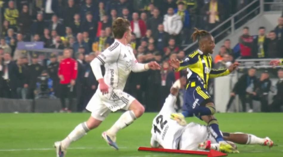 Fenerbahçe'nin son dakikada kazandığı penaltı doğru mu? Türkiye gündemine damga vuran pozisyonu Trio ekibi canlı yayında açıkladı: "Hakem kusursuz maç yönetti" 22