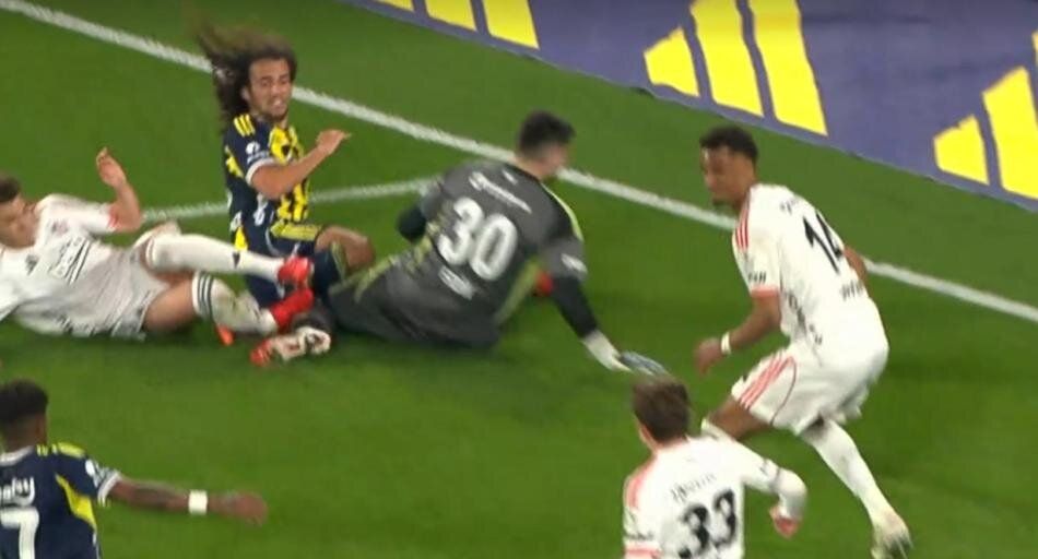 Fenerbahçe'nin son dakikada kazandığı penaltı doğru mu? Türkiye gündemine damga vuran pozisyonu Trio ekibi canlı yayında açıkladı: "Hakem kusursuz maç yönetti" 9