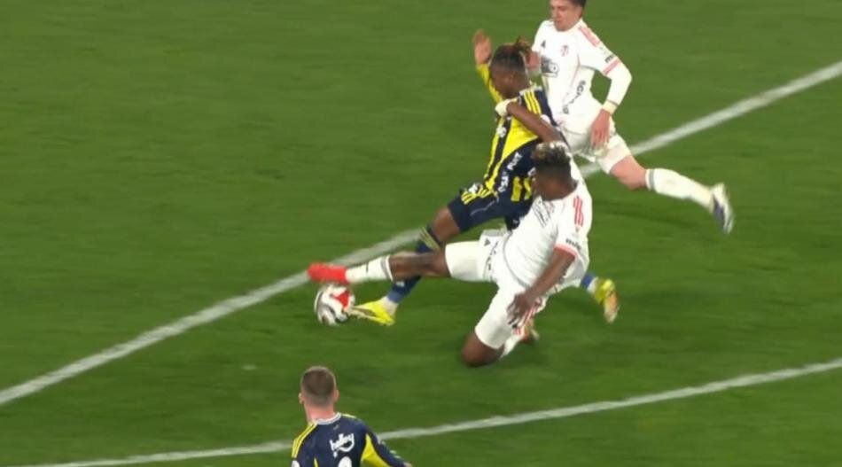 Fenerbahçe'nin son dakikada kazandığı penaltı doğru mu? Türkiye gündemine damga vuran pozisyonu Trio ekibi canlı yayında açıkladı: "Hakem kusursuz maç yönetti" 18