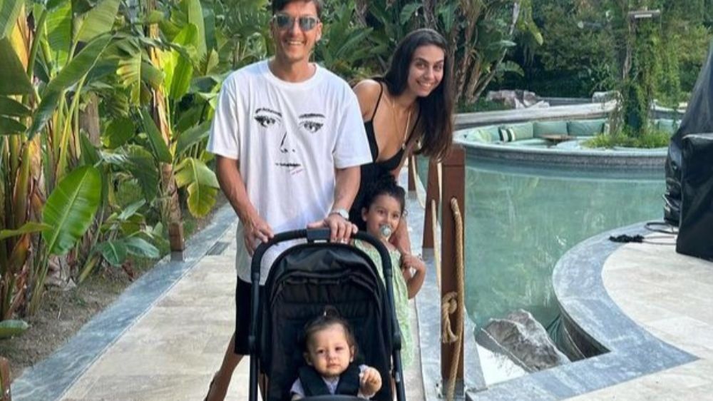 Mesut Özil ve Amine Gülşe üçüncü kızlarını kucakladı 1