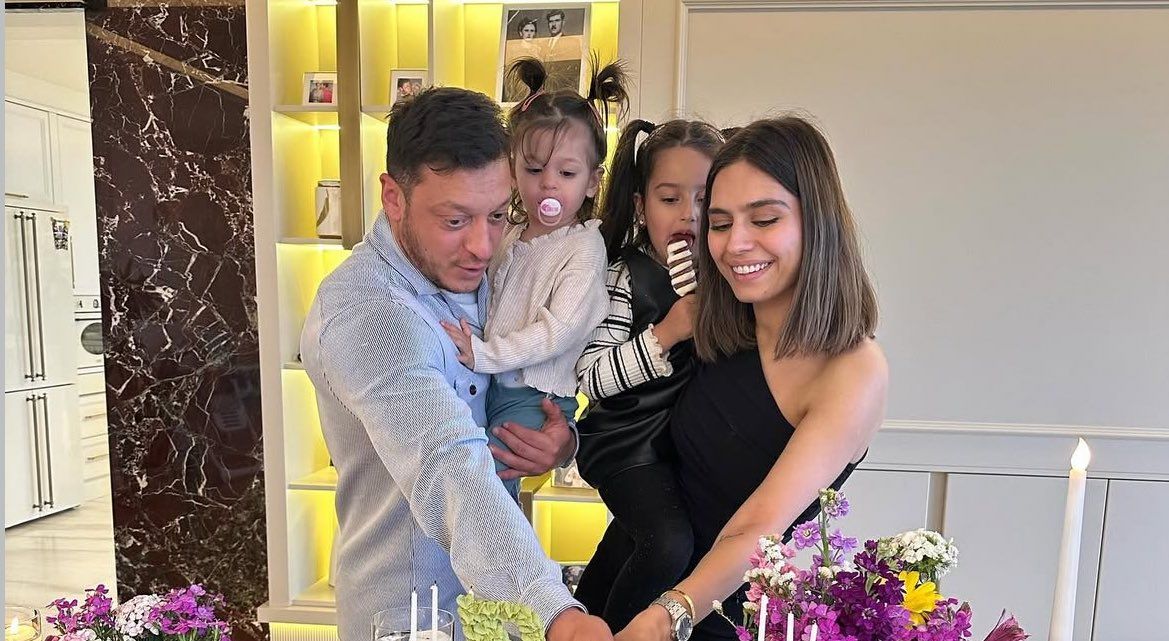 Mesut Özil ve Amine Gülşe üçüncü kızlarını kucakladı 3