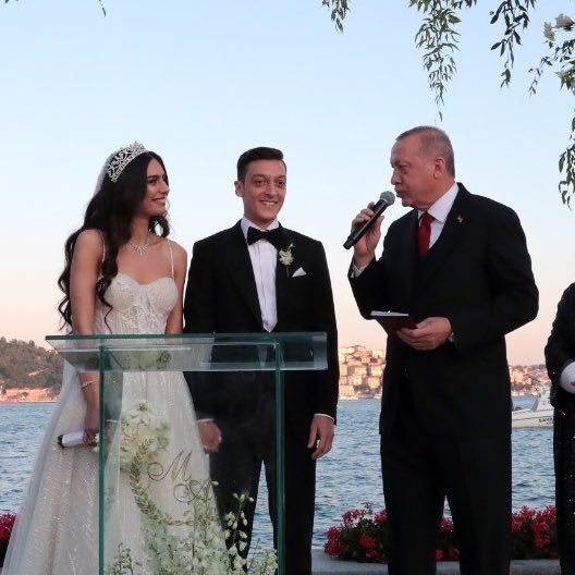 Mesut Özil ve Amine Gülşe üçüncü kızlarını kucakladı 2