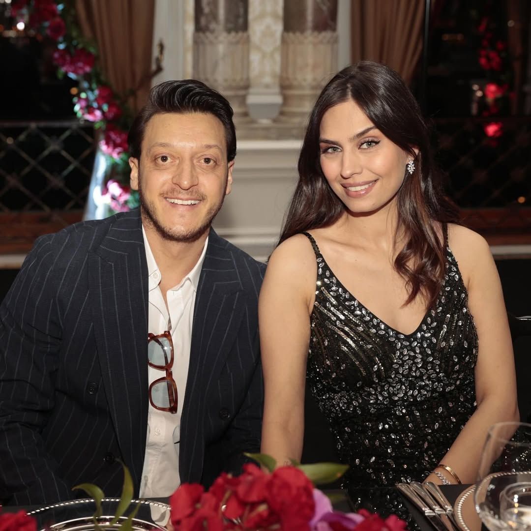 Mesut Özil ve Amine Gülşe üçüncü kızlarını kucakladı 4