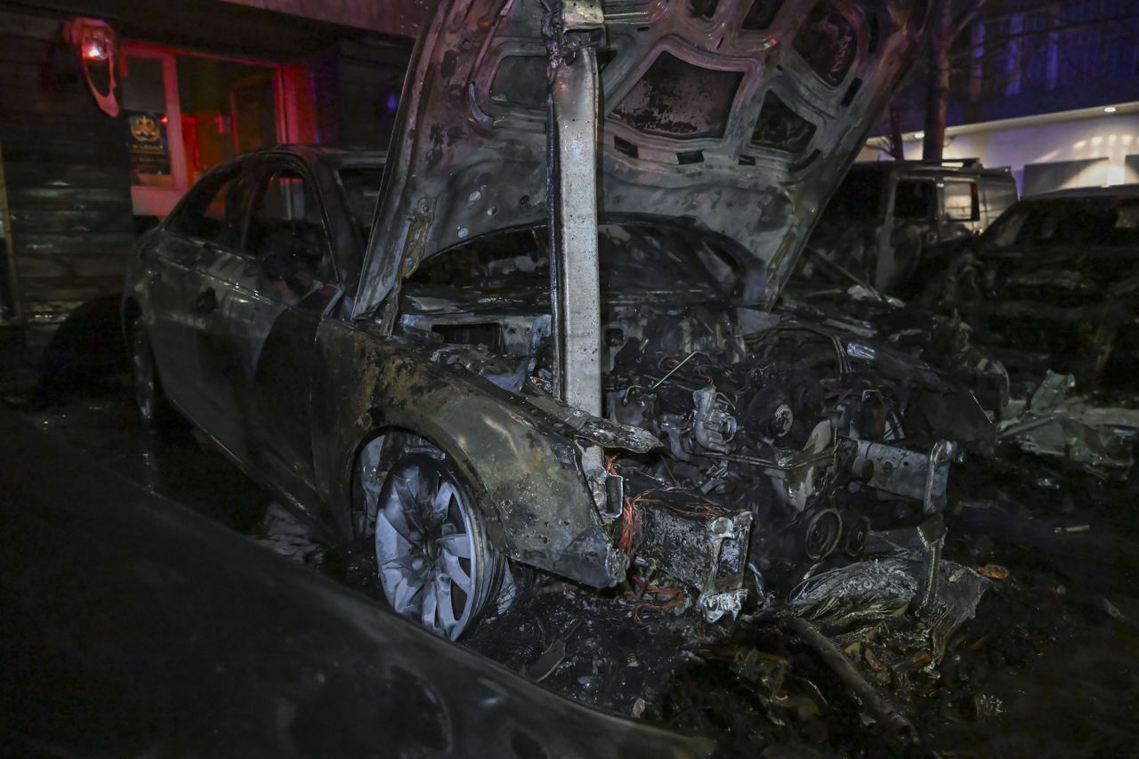 Beşiktaş'taki milyonluk yangının ardındaki karanlık dosya! Gülşen'in eski aşkı "firari" galerici kim? MKR Rent a Car sahibinin skandallarla dolu sicili... 7