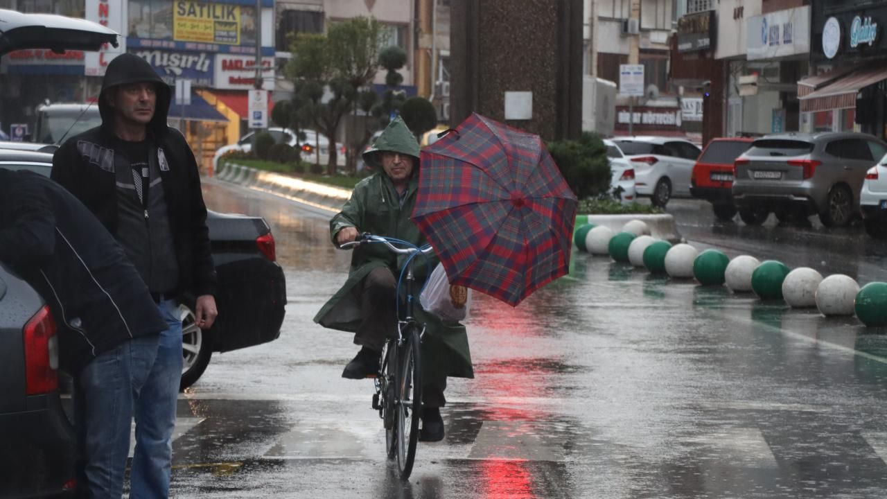 Sağanak alarmı! Meteorolojiden uyarı geldi: 56 ilde etkili olacak 17