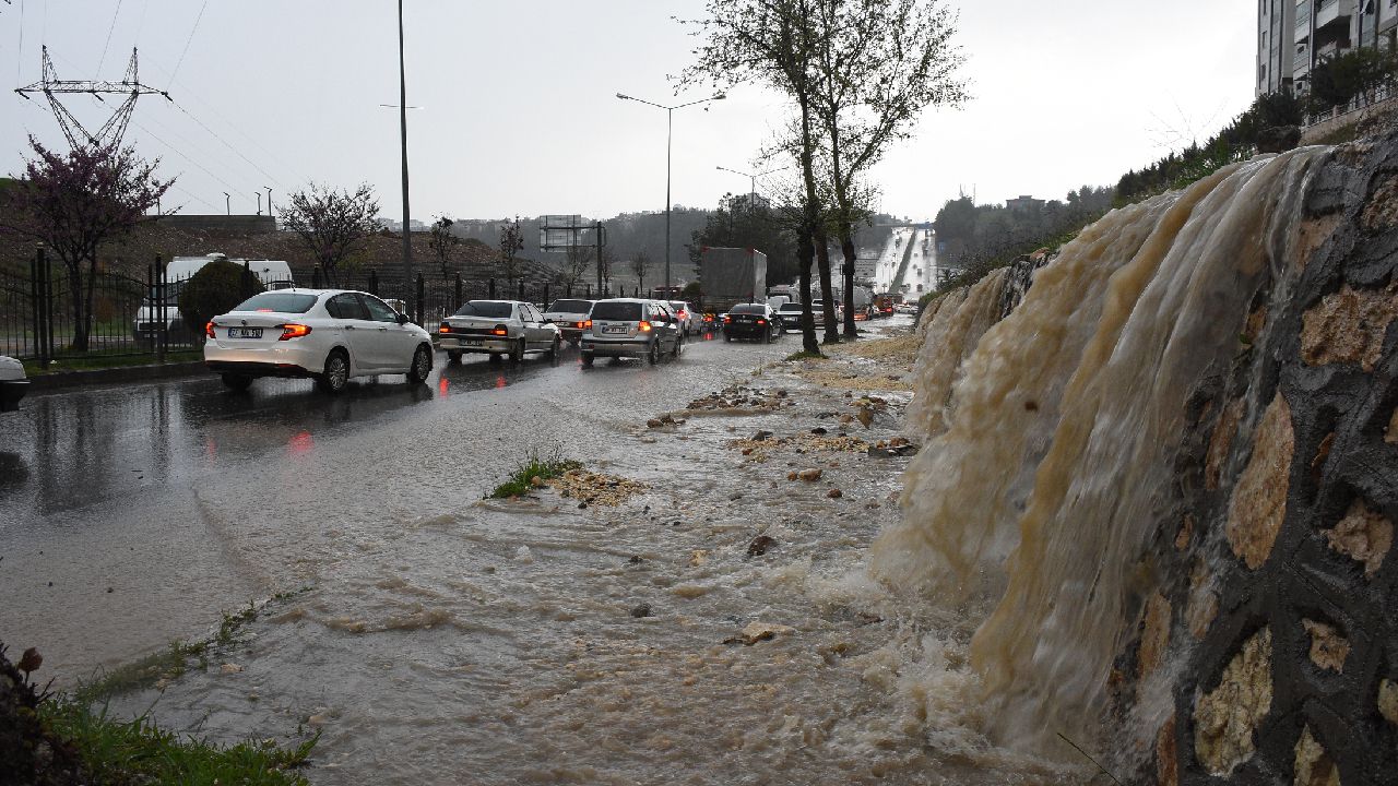 Sağanak alarmı! Meteorolojiden uyarı geldi: 56 ilde etkili olacak 1