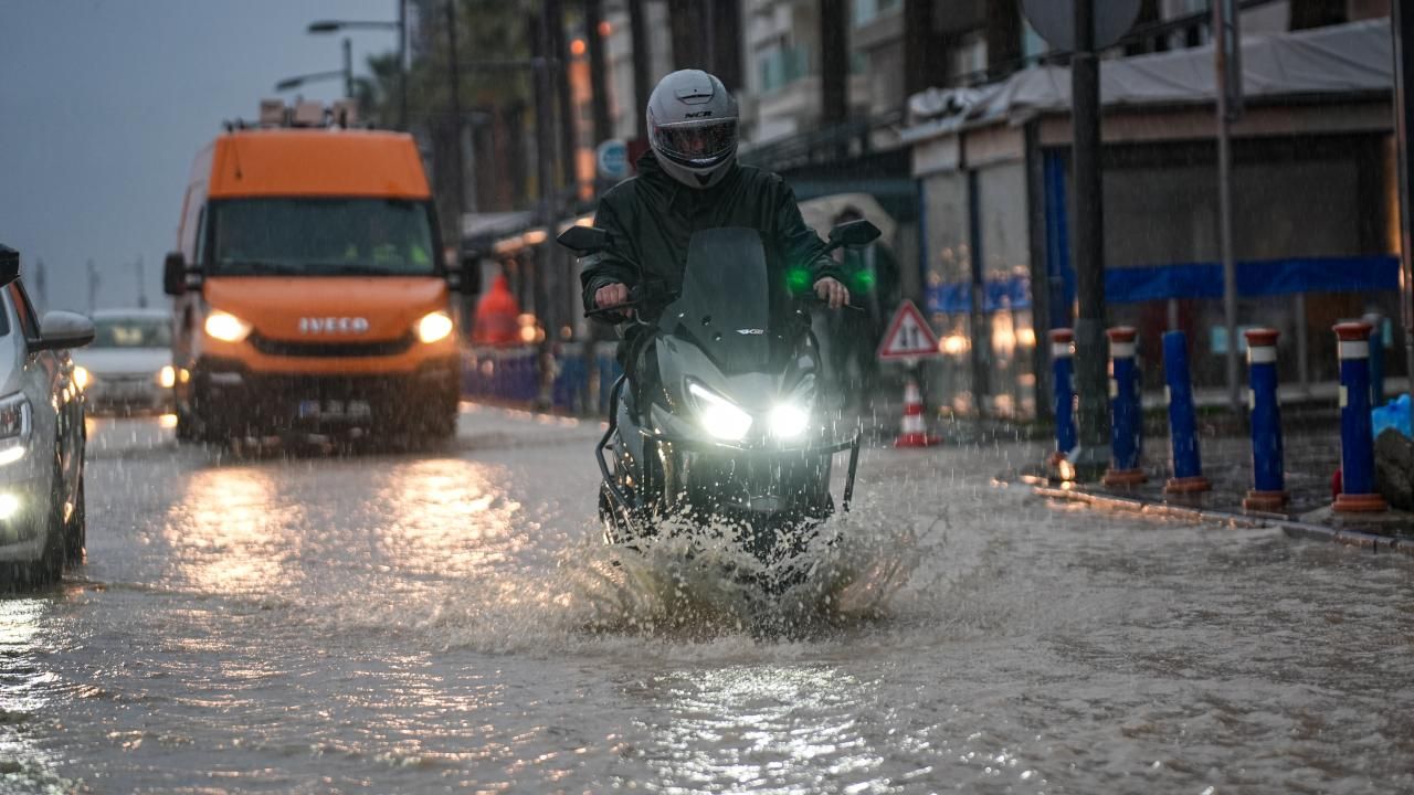 Sağanak alarmı! Meteorolojiden uyarı geldi: 56 ilde etkili olacak 22