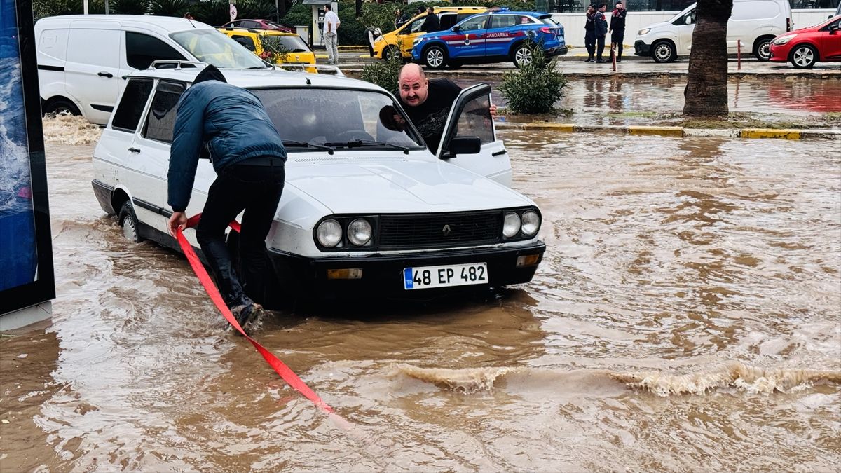 Sağanak alarmı! Meteorolojiden uyarı geldi: 56 ilde etkili olacak 25
