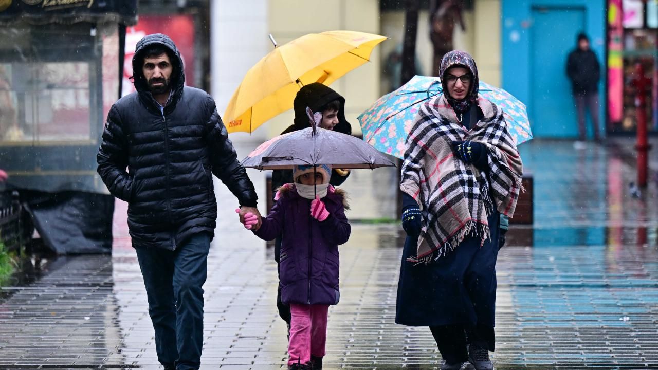 Sağanak alarmı! Meteorolojiden uyarı geldi: 56 ilde etkili olacak 27