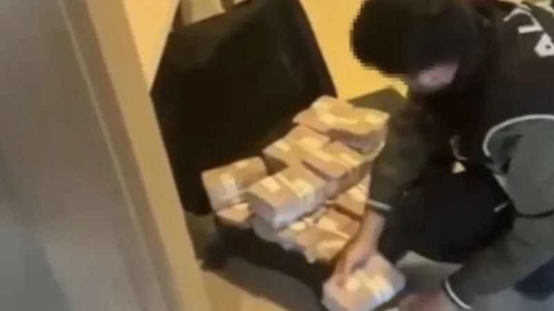 Üsküdar Belediyesi'nde balya balya skandal! Renkli rüşvet çarkının görüntüleri geldi: Valizden milyonlar, sistemden kripto çıktı! 4