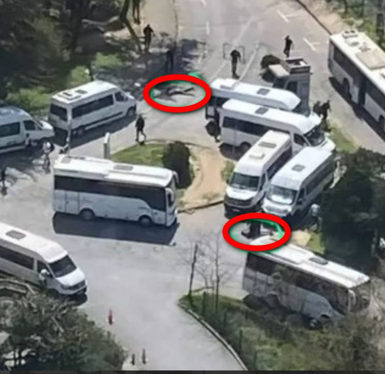 Dikkat çeken o an: Kahraman polisimiz arabanın altına yatıp teröristi işte böyle avladı! 4