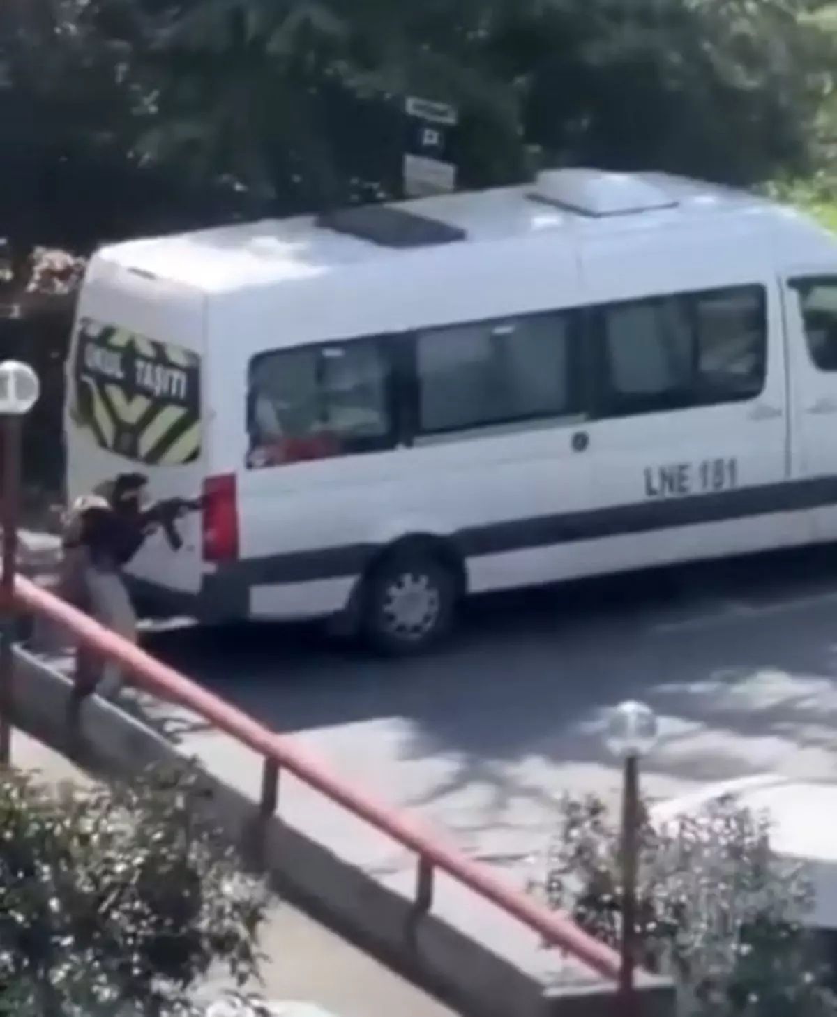Dikkat çeken o an: Kahraman polisimiz arabanın altına yatıp teröristi işte böyle avladı! 3