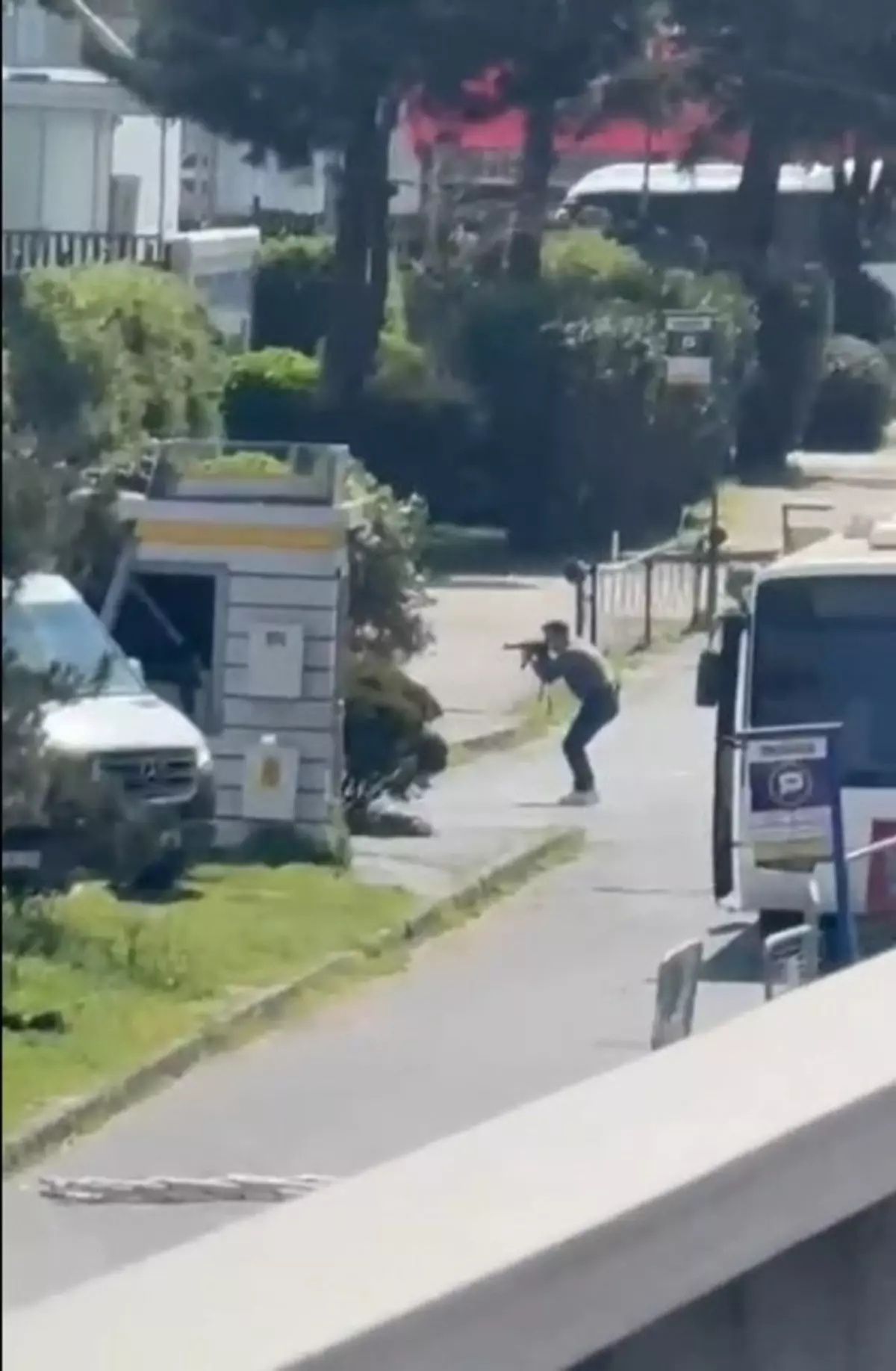 Dikkat çeken o an: Kahraman polisimiz arabanın altına yatıp teröristi işte böyle avladı! 2
