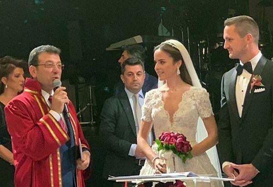 Mustafa Sarıgül'ün oğlu Ömer Sarıgül ile eşi Revna Çakır anlaşmalı olarak boşandı! Revna Çakır'ın suratı asıldı, Ömer Sarıgül neşelendi... 7