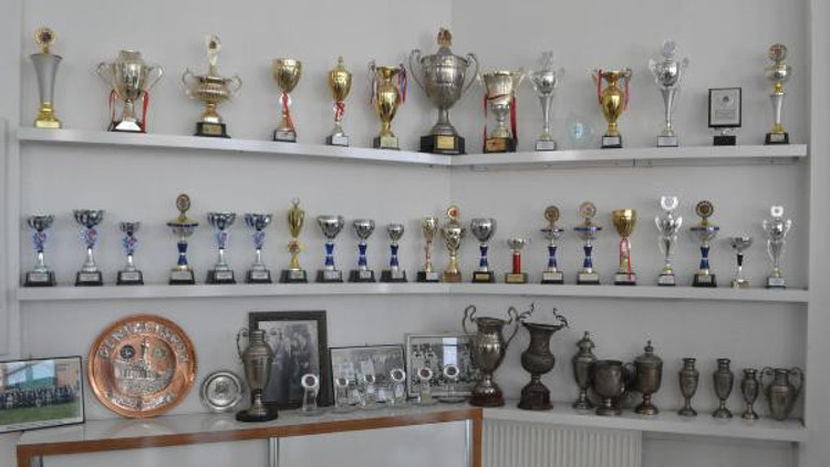 Kupaları saksı olarak kullanılan kulüp 8