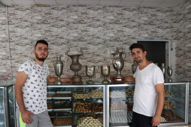 Kupaları saksı olarak kullanılan kulüp 10