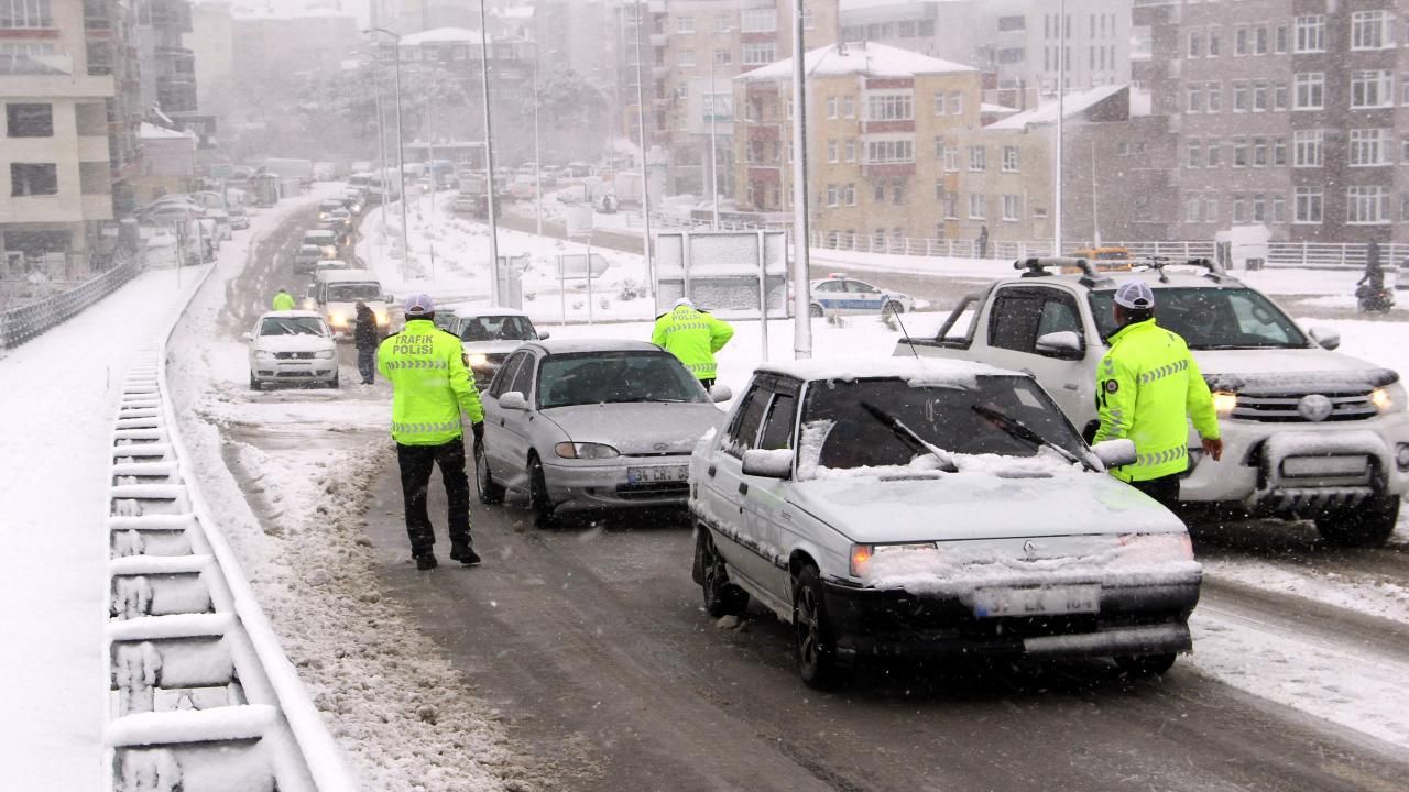 Bahar yerini kışa bırakıyor! 22 ile kar geliyor: İşte kar yağışı beklenen illerimiz 16