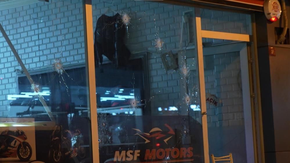 Korku dolu anlar! İş yerini uzun namlulu silahla taradılar: Yaralılar var 1