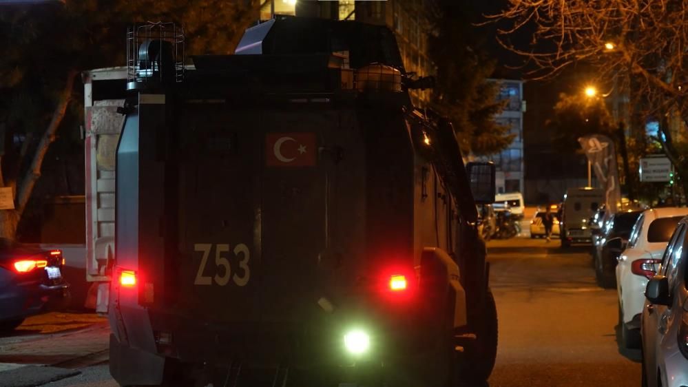 Korku dolu anlar! İş yerini uzun namlulu silahla taradılar: Yaralılar var 4