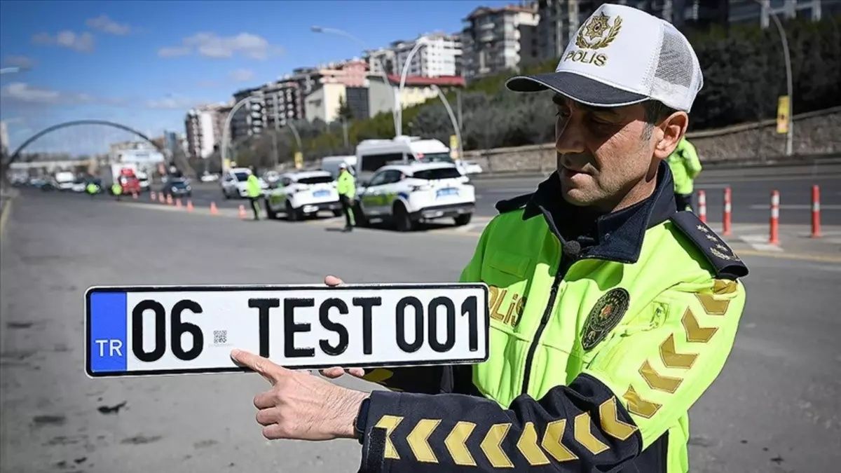 Trafikte yeni dönem: APP plaka, cam filmi ve multimedyada yasaklar esnetildi! Hangi modifiyeler serbest, hangileri yasak? İşte tüm detaylar... 2
