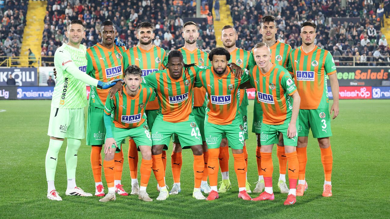 Eksik maç tamamlandı, taşlar yerine oturdu! Yapay zeka Süper Lig'de şampiyon ve küme düşecek 3 takımı açıkladı: Şampiyonluk oranı %90'ı gördü 14