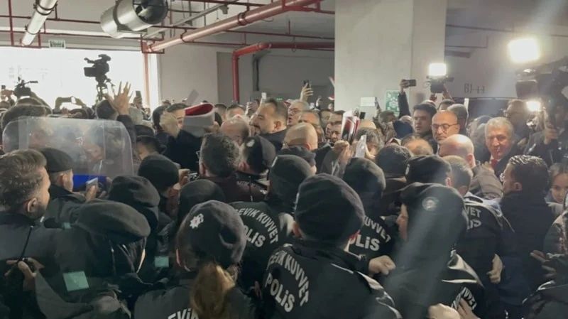 Yolsuzluğun öfkesini polisten çıkardılar: Bursa'da CHP'li grup emniyet güçlerini yaraladı! 5