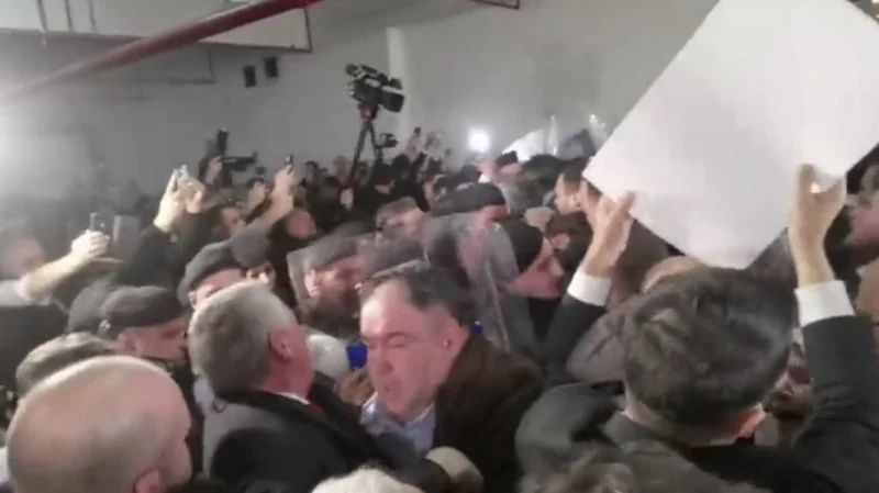 Yolsuzluğun öfkesini polisten çıkardılar: Bursa'da CHP'li grup emniyet güçlerini yaraladı! 3