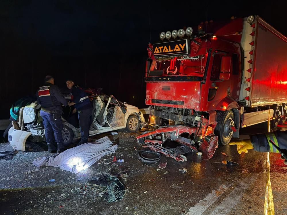 Isparta-Antalya karayolunda korkunç kaza: Ölü ve yaralılar var 3