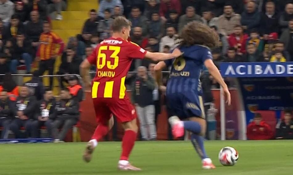 Fenerbahçe maçında bir penaltı ve bir kırmızı kart verilmedi! Trio ekibi canlı yayında açıkladı: "Hakem oturup sabah akşam maç izlesin" 3