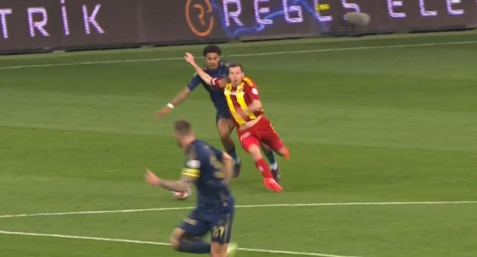 Fenerbahçe maçında bir penaltı ve bir kırmızı kart verilmedi! Trio ekibi canlı yayında açıkladı: "Hakem oturup sabah akşam maç izlesin" 7