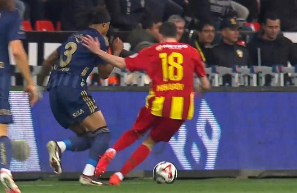 Fenerbahçe maçında bir penaltı ve bir kırmızı kart verilmedi! Trio ekibi canlı yayında açıkladı: "Hakem oturup sabah akşam maç izlesin" 2