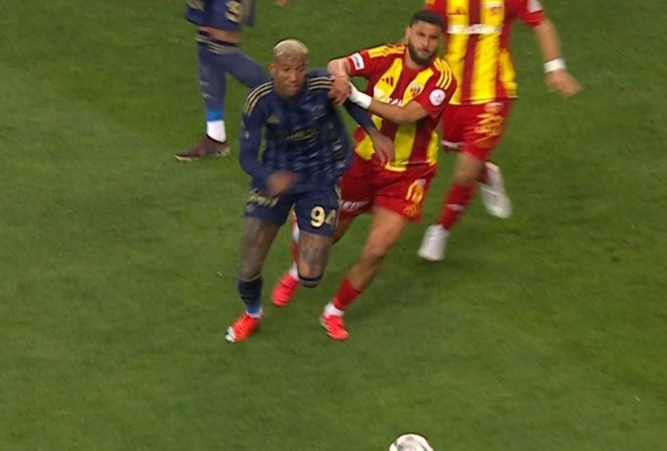 Fenerbahçe maçında bir penaltı ve bir kırmızı kart verilmedi! Trio ekibi canlı yayında açıkladı: "Hakem oturup sabah akşam maç izlesin" 8