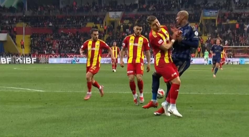 Fenerbahçe maçında bir penaltı ve bir kırmızı kart verilmedi! Trio ekibi canlı yayında açıkladı: "Hakem oturup sabah akşam maç izlesin" 16