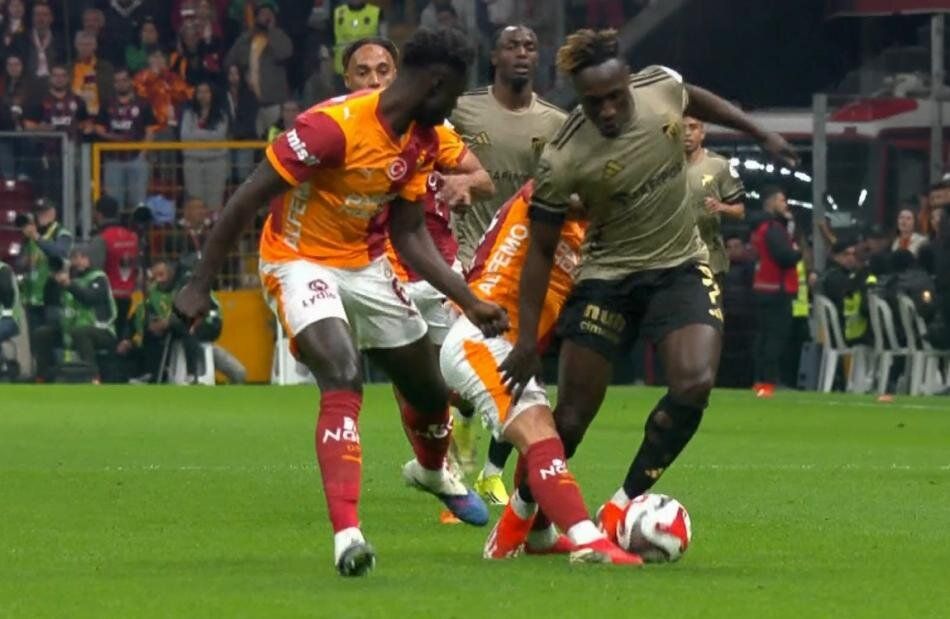 Galatasaray'ın penaltı beklediği pozisyonda devam kararı doğru mu? Trio ekibi canlı yayında tüm pozisyonları tek tek açıkladı 7