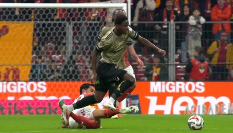 Galatasaray'ın penaltı beklediği pozisyonda devam kararı doğru mu? Trio ekibi canlı yayında tüm pozisyonları tek tek açıkladı 2