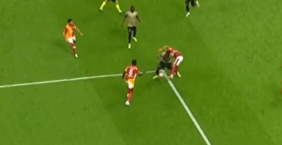 Galatasaray'ın penaltı beklediği pozisyonda devam kararı doğru mu? Trio ekibi canlı yayında tüm pozisyonları tek tek açıkladı 5