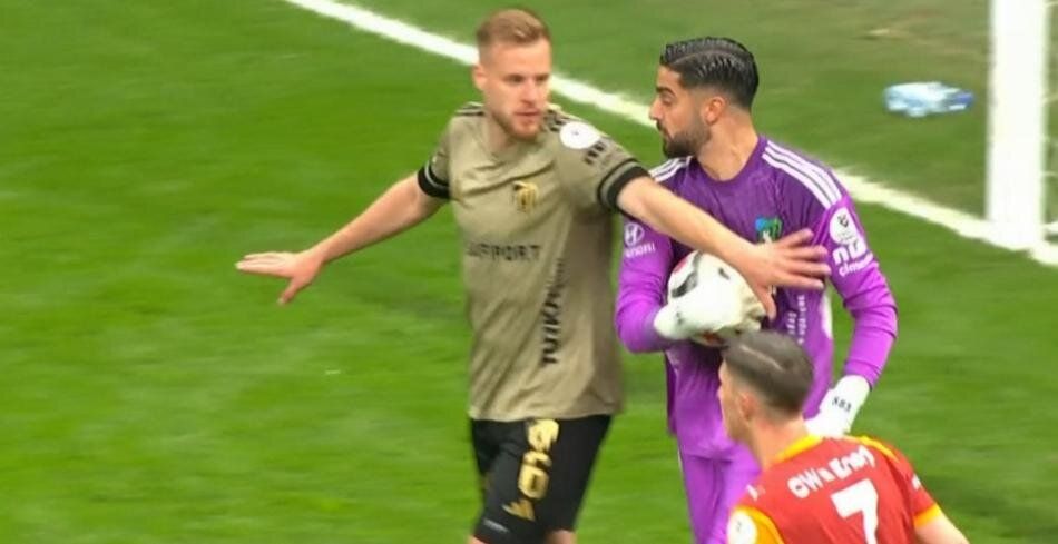 Galatasaray'ın penaltı beklediği pozisyonda devam kararı doğru mu? Trio ekibi canlı yayında tüm pozisyonları tek tek açıkladı 4