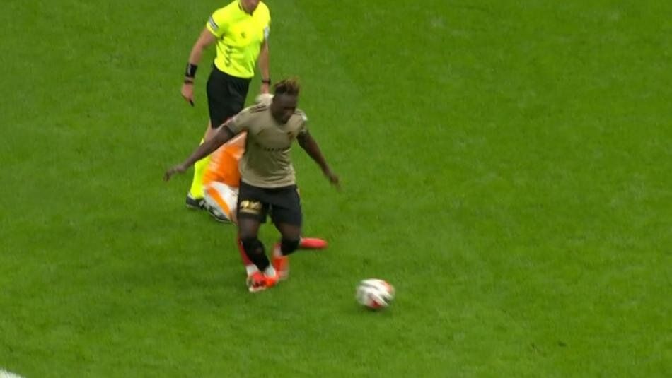 Galatasaray'ın penaltı beklediği pozisyonda devam kararı doğru mu? Trio ekibi canlı yayında tüm pozisyonları tek tek açıkladı 13